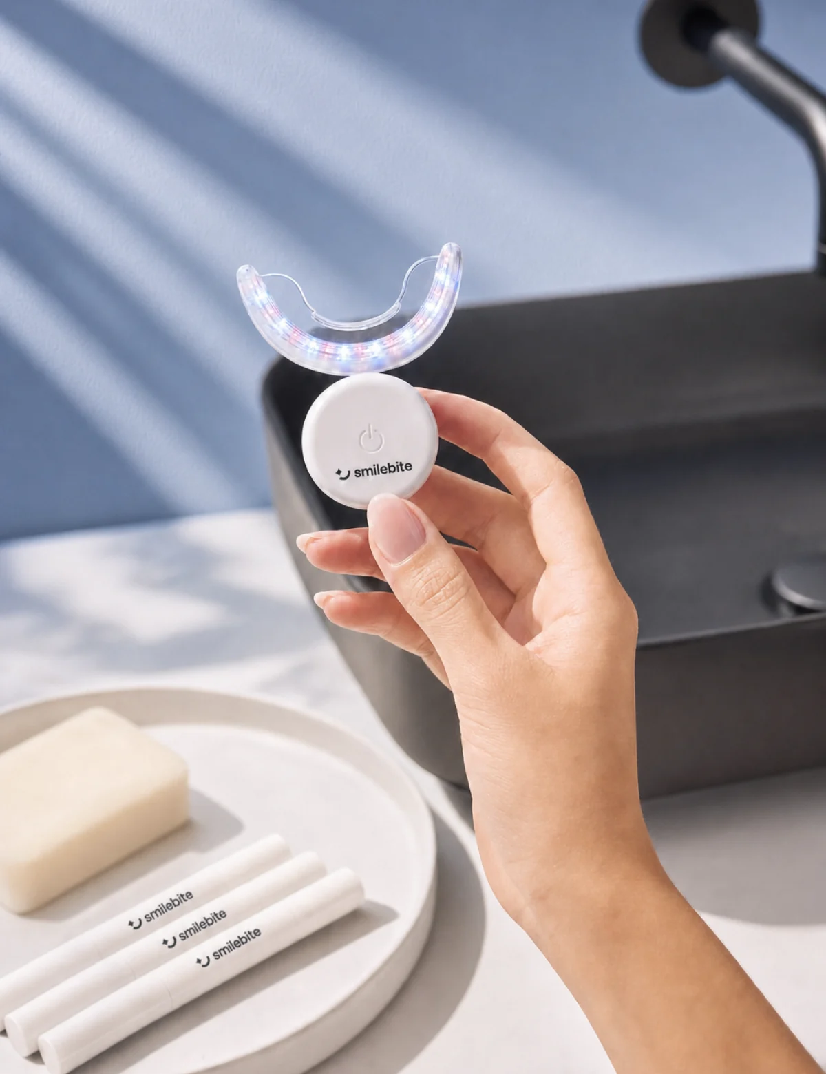 Smilebite LED-Mundstück und Whitesmile Seren am Waschbecken