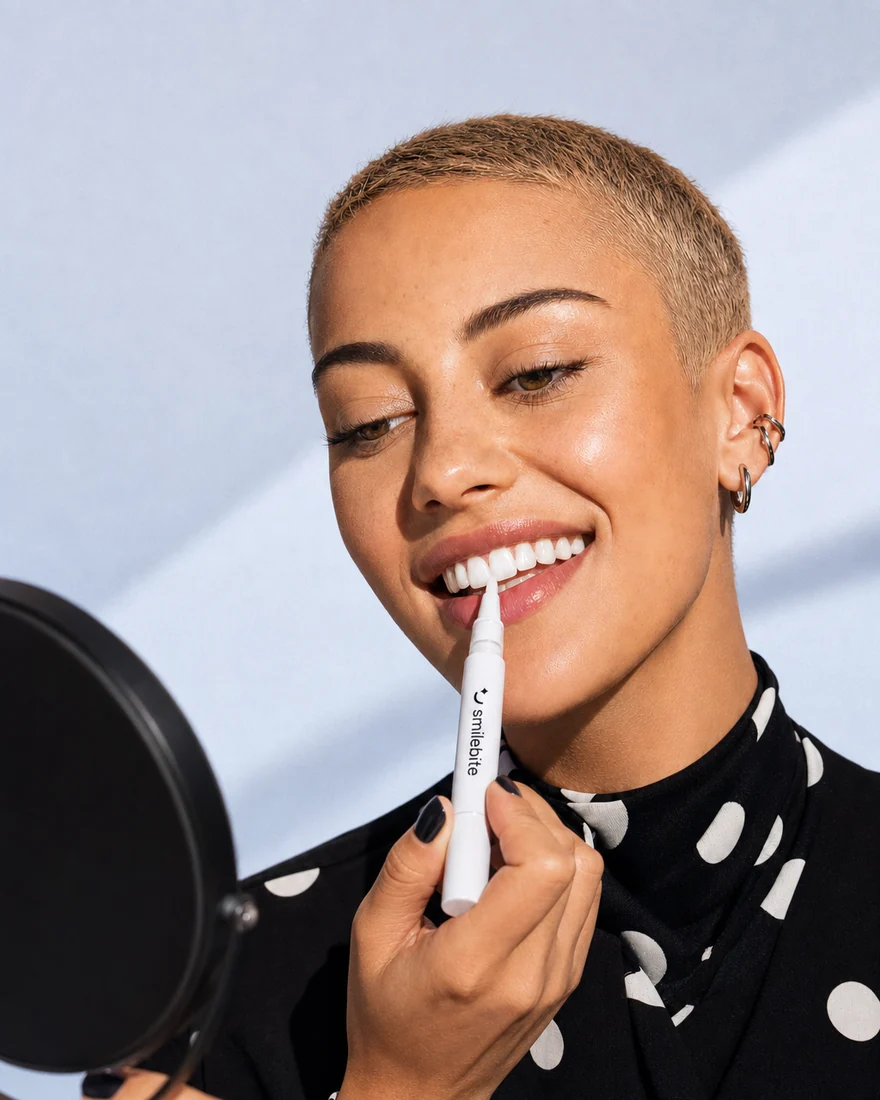 Schritt 1 – Whitesmile Serum™ vor dem Spiegel auftragen