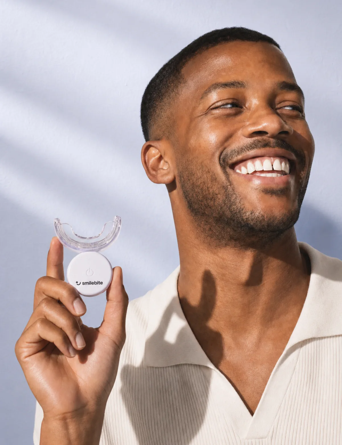Man holding the Smilebite LED-Activator